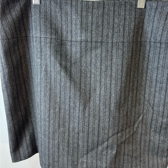 Banana Republic Charcoal Gray/Black Striped Wool blend Skirt, Women's size 14 - Picture 2 of 11